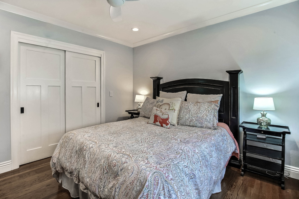 На фото: спальня среднего размера в стиле рустика с синими стенами, темным паркетным полом и коричневым полом без камина
