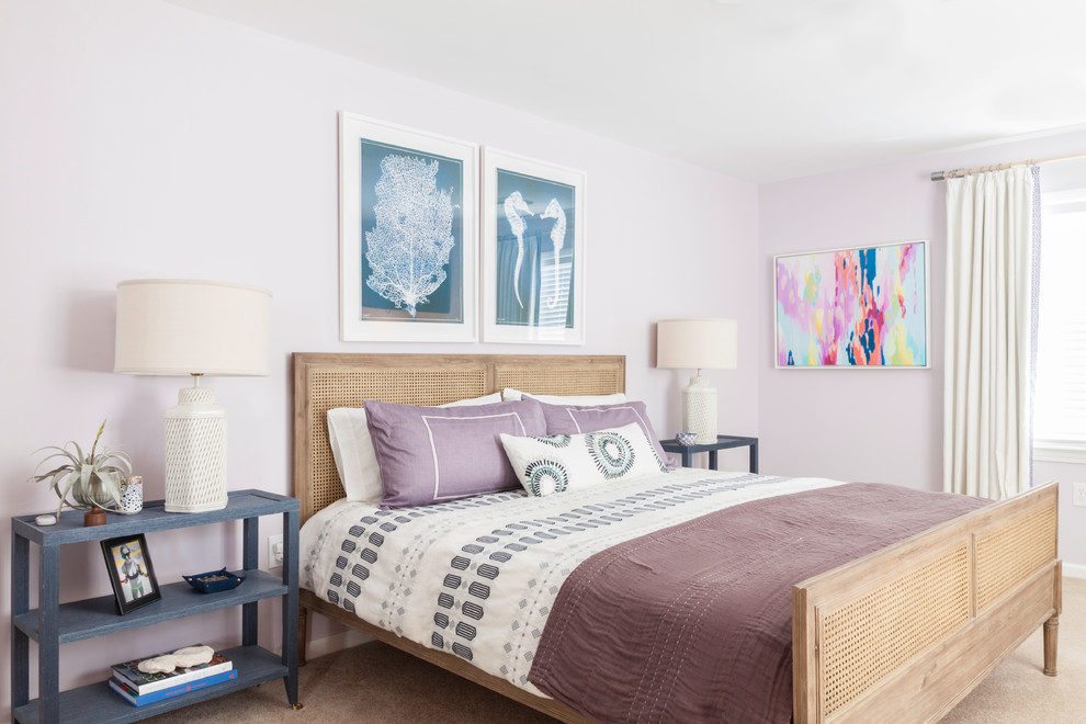 На фото: гостевая спальня среднего размера, (комната для гостей) в морском стиле с ковровым покрытием, розовыми стенами и бежевым полом без камина