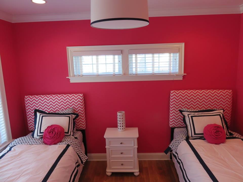 Idéer för mellanstora maritima sovrum, med rosa väggar och mellanmörkt trägolv