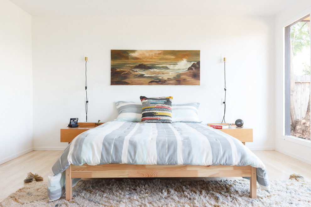 Inspiration för ett minimalistiskt sovrum, med vita väggar och ljust trägolv