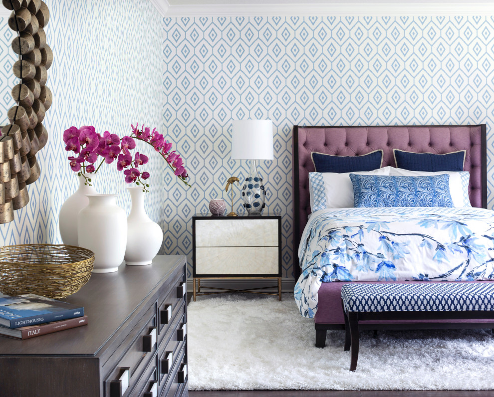 タンパにある巨大なトラディショナルスタイルのおしゃれな客用寝室 (青い壁、無垢フローリング、茶色い床、壁紙) のレイアウト