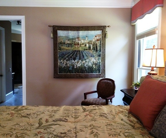 Foto de dormitorio principal mediterráneo extra grande con paredes beige y suelo de madera oscura