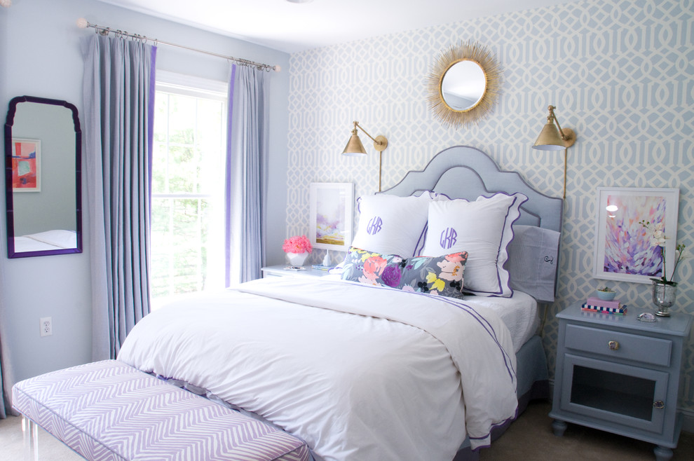 Идея дизайна: гостевая спальня среднего размера, (комната для гостей) в стиле модернизм с фиолетовыми стенами и ковровым покрытием