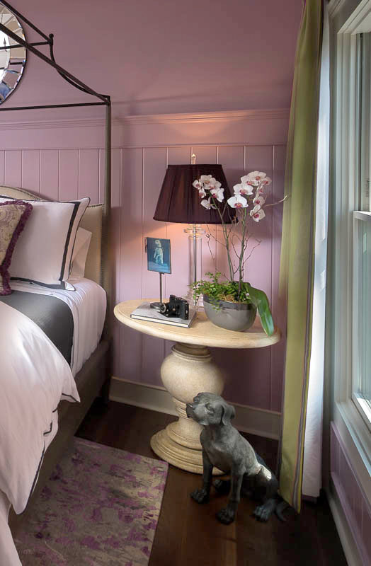 На фото: маленькая гостевая спальня (комната для гостей) в стиле неоклассика (современная классика) с фиолетовыми стенами и паркетным полом среднего тона без камина для на участке и в саду