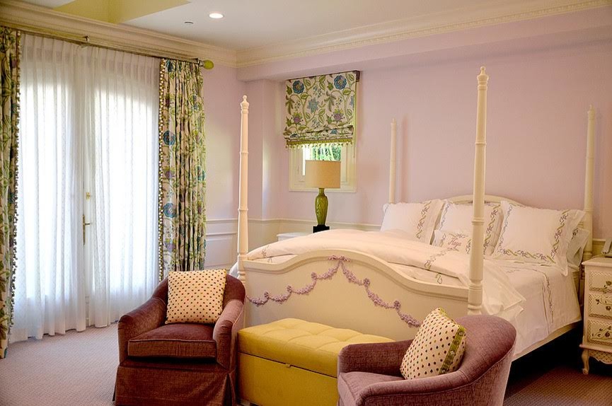 Idées déco pour une grande chambre romantique avec aucune cheminée, un sol beige et un mur violet.