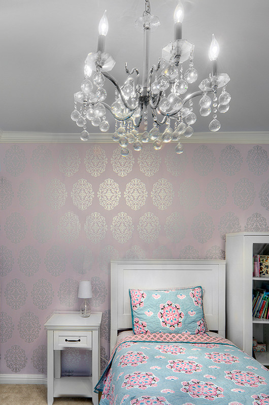 Стильный дизайн: спальня среднего размера с фиолетовыми стенами и ковровым покрытием - последний тренд