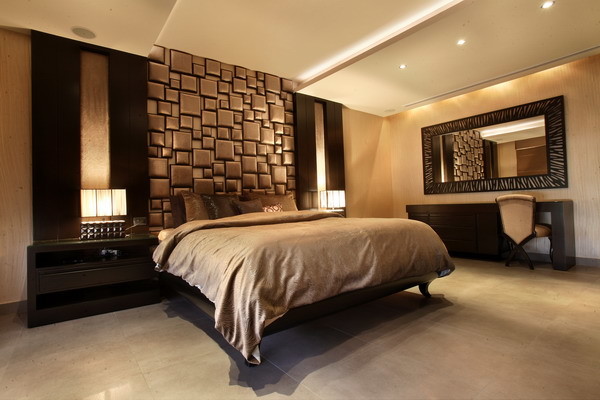 Пример оригинального дизайна: большая хозяйская спальня в стиле неоклассика (современная классика) с коричневыми стенами, бетонным полом и серым полом без камина