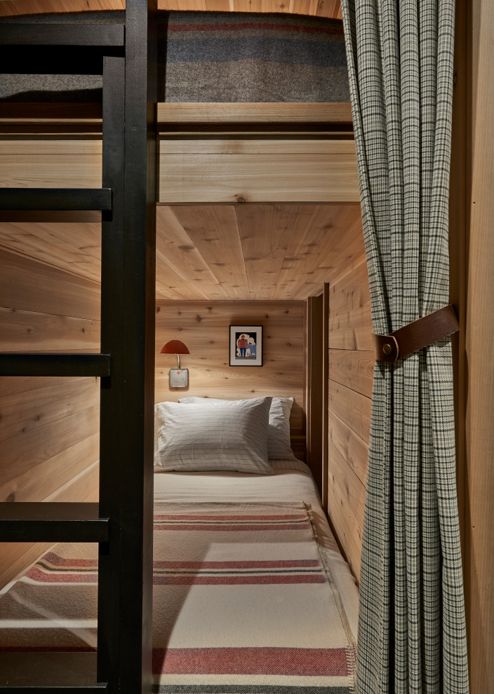 Идея дизайна: гостевая спальня среднего размера, (комната для гостей) в стиле рустика с бежевыми стенами, полом из сланца и черным полом
