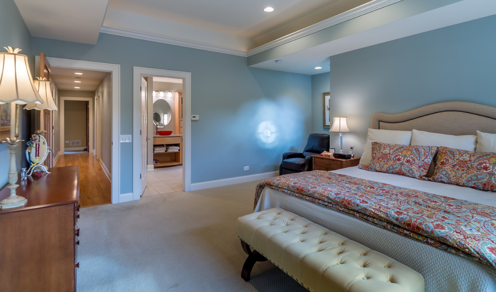 Пример оригинального дизайна: маленькая хозяйская спальня в белых тонах с отделкой деревом: освещение в классическом стиле с синими стенами, ковровым покрытием, белым полом, балками на потолке и обоями на стенах без камина для на участке и в саду