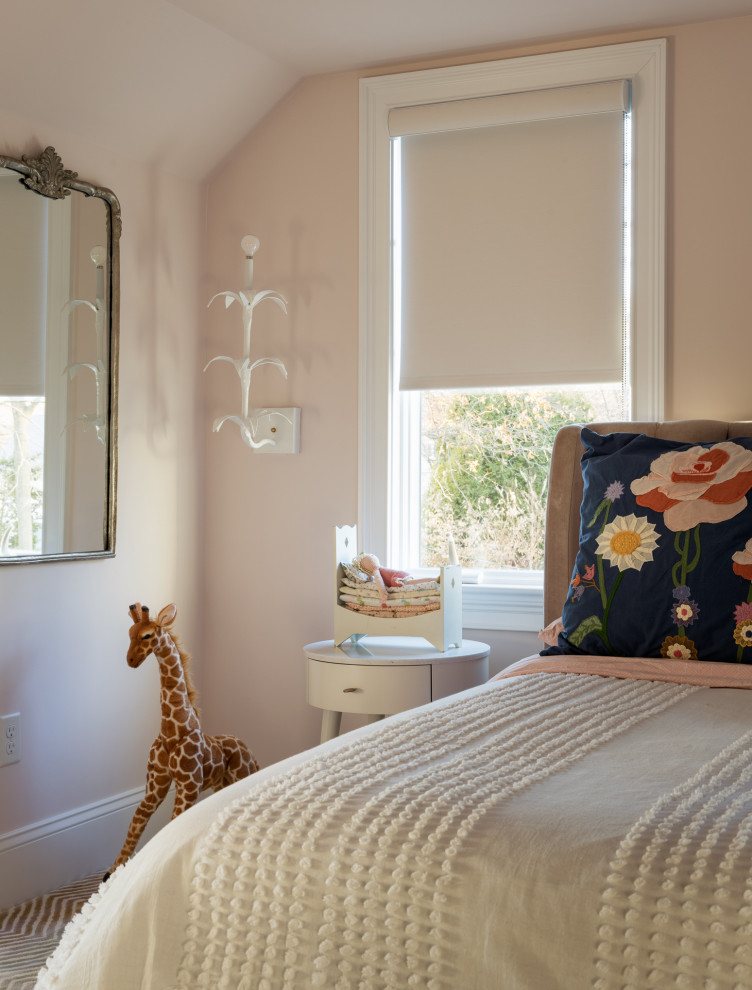 Стильный дизайн: гостевая спальня среднего размера, (комната для гостей) в стиле неоклассика (современная классика) с розовыми стенами, ковровым покрытием и разноцветным полом без камина - последний тренд