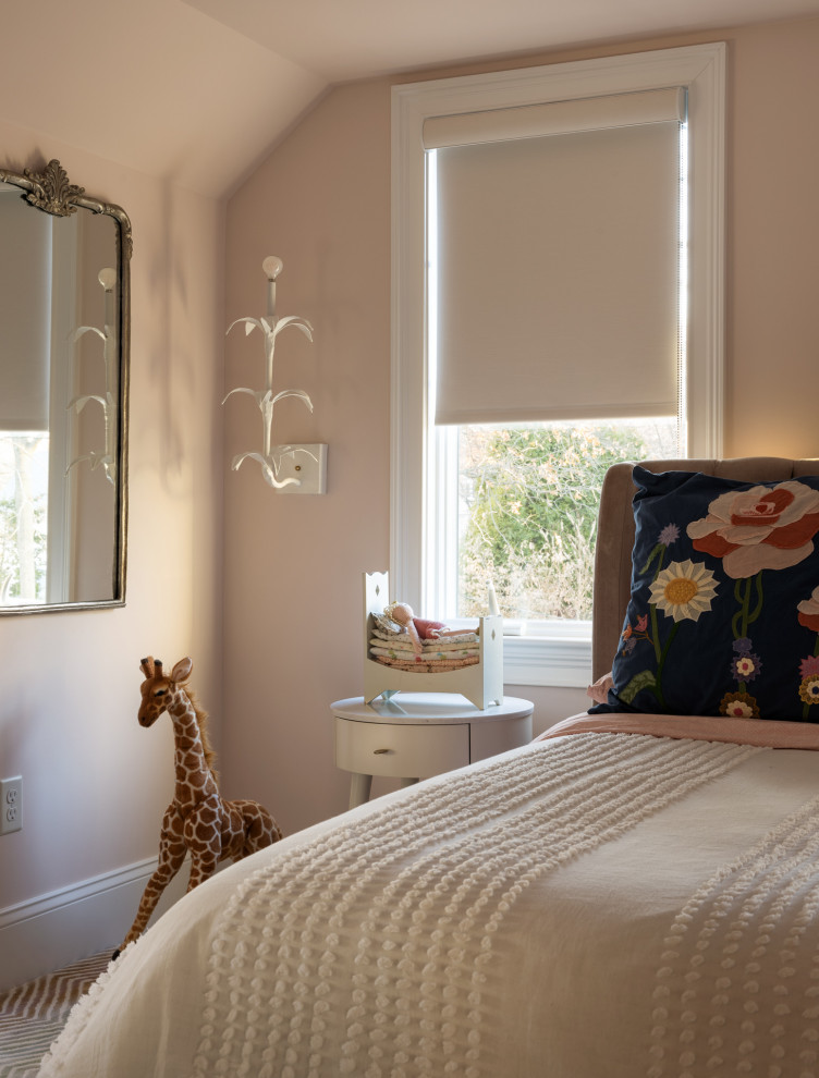 На фото: гостевая спальня среднего размера, (комната для гостей) в стиле фьюжн с розовыми стенами, ковровым покрытием и разноцветным полом без камина