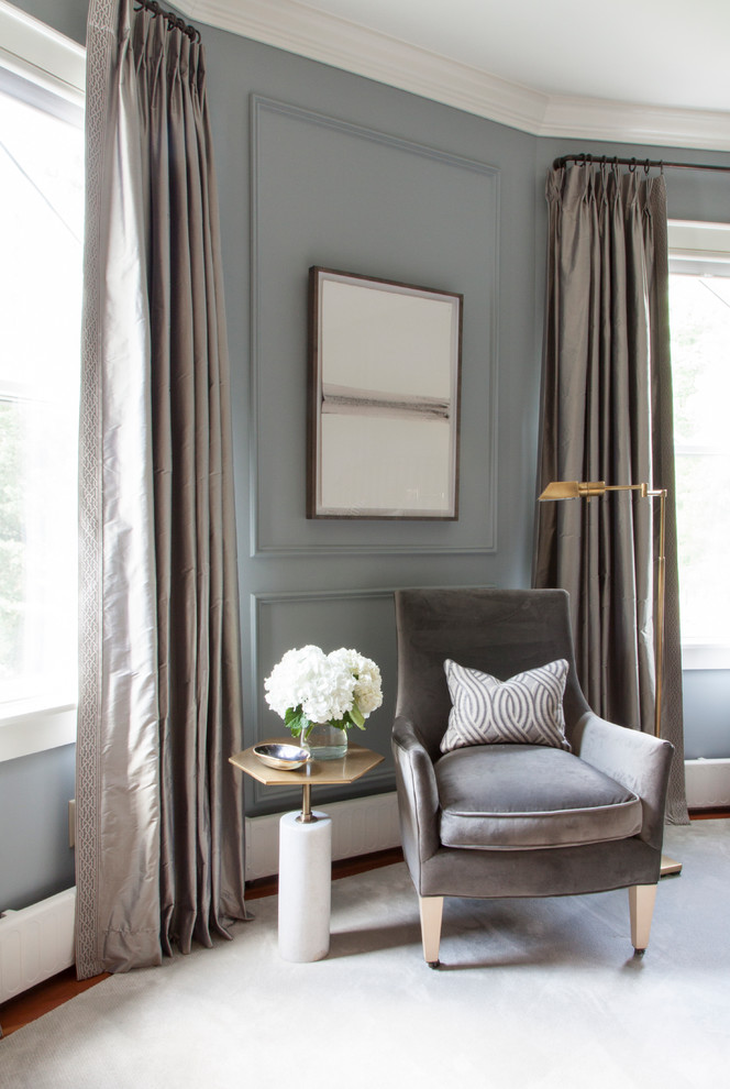Klassisches Hauptschlafzimmer mit blauer Wandfarbe, Teppichboden, grauem Boden und Wandpaneelen in New York