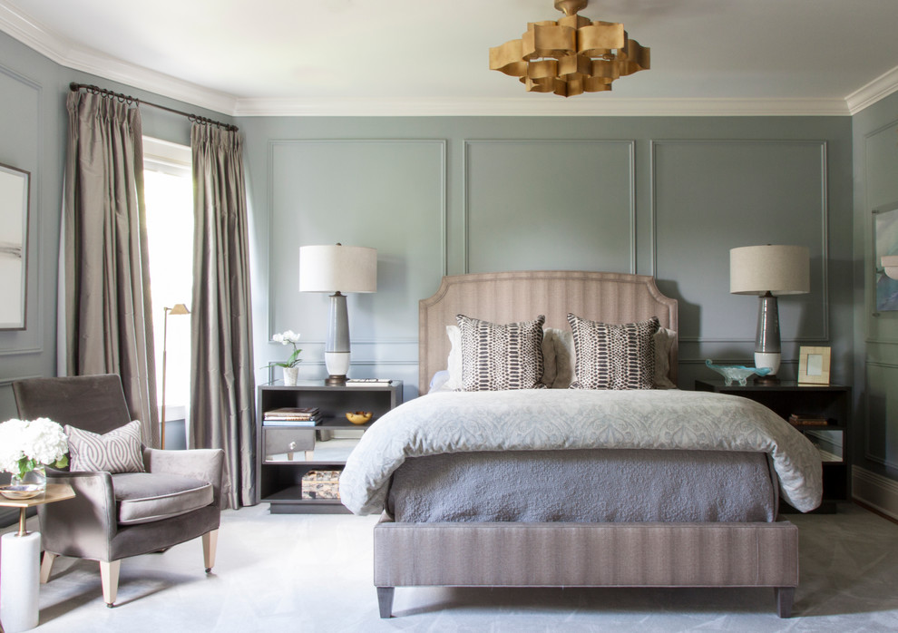 Modelo de dormitorio principal clásico renovado de tamaño medio sin chimenea con paredes azules, moqueta, suelo gris y panelado