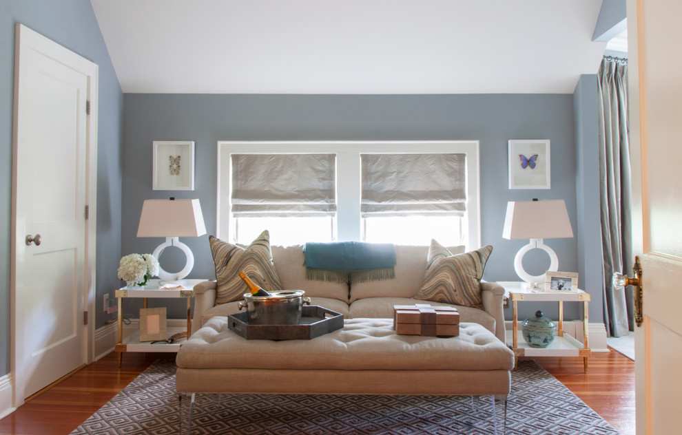 Стильный дизайн: хозяйская спальня в стиле неоклассика (современная классика) с синими стенами, паркетным полом среднего тона и оранжевым полом - последний тренд