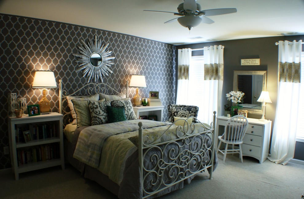 Immagine di una camera da letto tradizionale con pareti grigie e moquette