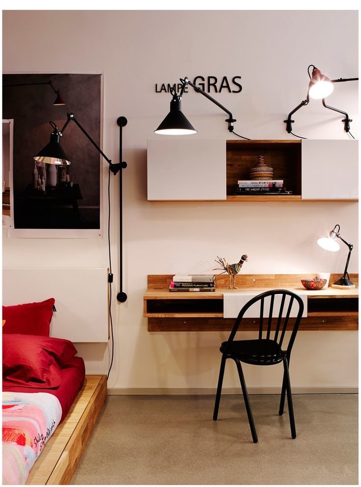 Esempio di una piccola camera degli ospiti minimalista con pareti bianche e pavimento in cemento