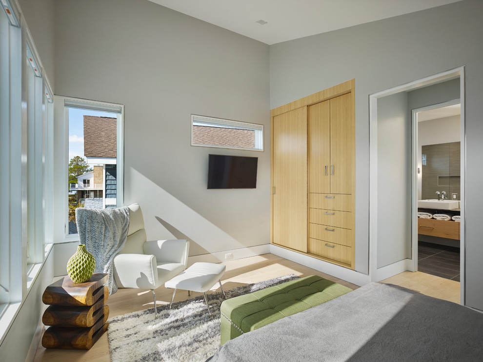 Kleines Modernes Hauptschlafzimmer mit grauer Wandfarbe, hellem Holzboden und gelbem Boden in Sonstige