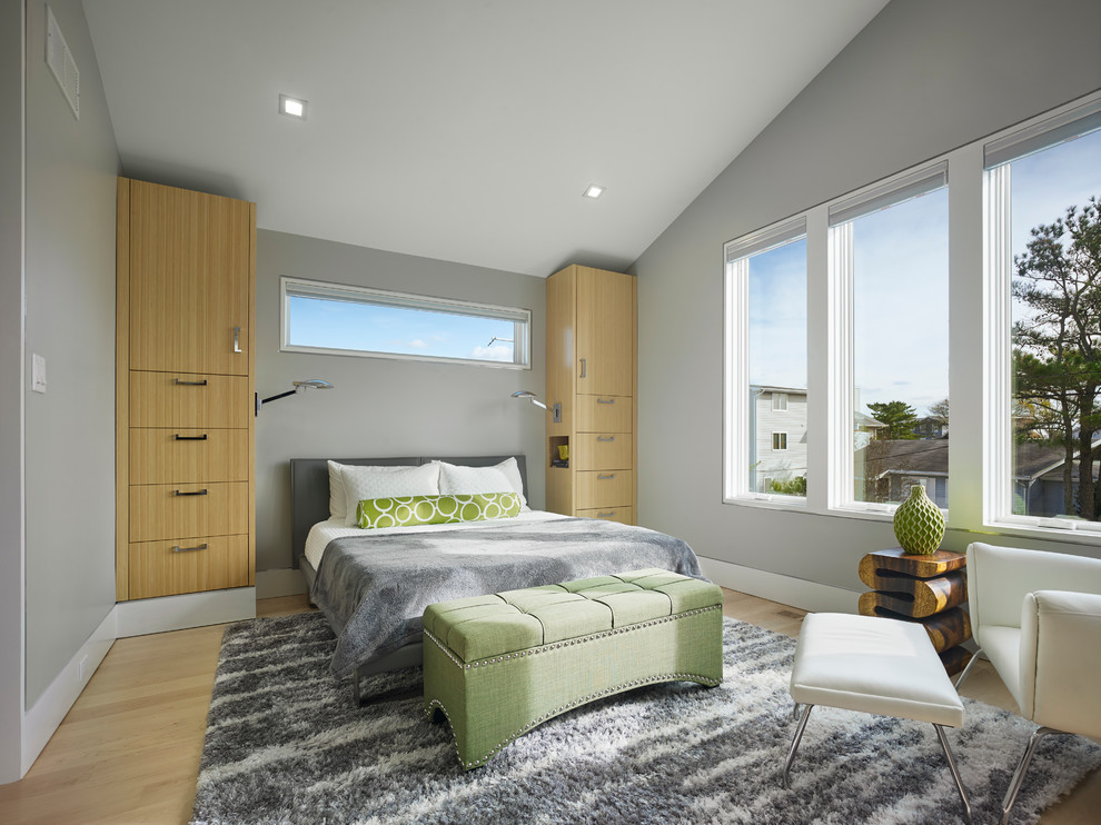 На фото: маленькая хозяйская спальня в современном стиле с серыми стенами, светлым паркетным полом и бежевым полом для на участке и в саду с
