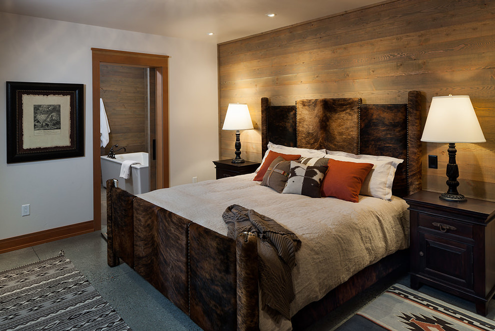 На фото: гостевая спальня среднего размера, (комната для гостей) в стиле рустика с белыми стенами и бетонным полом без камина с