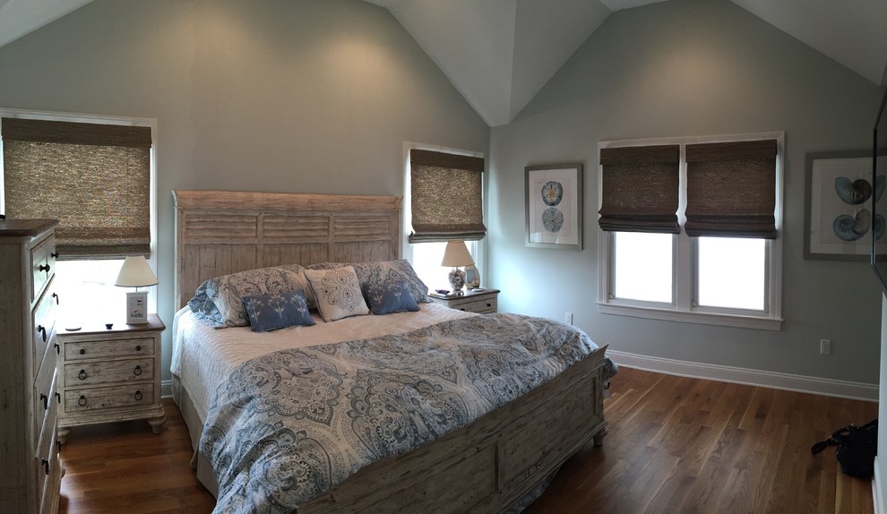 Großes Maritimes Hauptschlafzimmer ohne Kamin mit blauer Wandfarbe und braunem Holzboden in Philadelphia