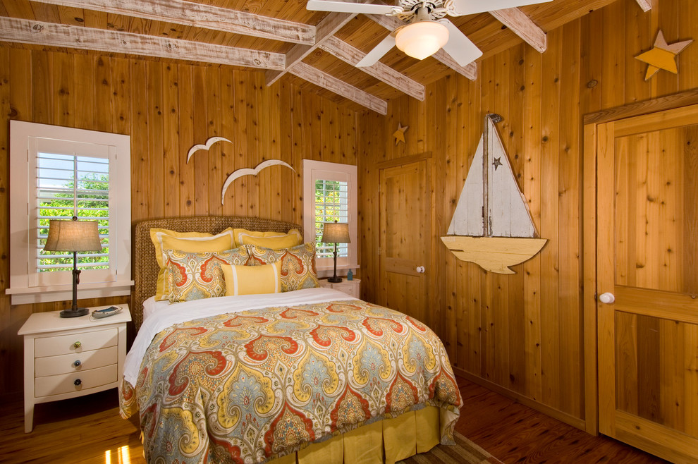 Cette photo montre une chambre d'amis exotique avec un sol en bois brun et aucune cheminée.