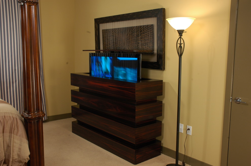 Foto de dormitorio televisión moderno de tamaño medio