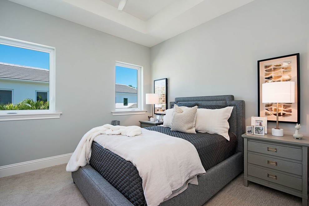 На фото: гостевая спальня среднего размера, (комната для гостей) в современном стиле с серыми стенами, ковровым покрытием и бежевым полом с