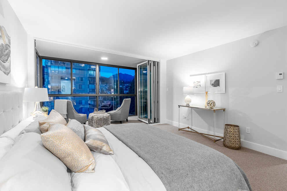 Mittelgroßes Modernes Hauptschlafzimmer mit grauer Wandfarbe, Teppichboden und braunem Boden in Vancouver