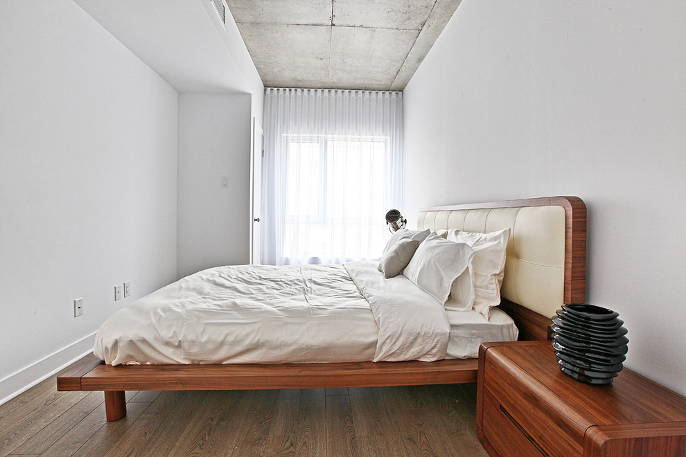 Minimalist bedroom photo in Montreal
