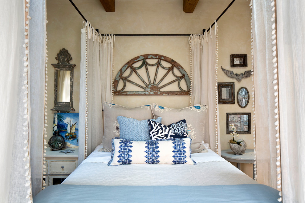 Свежая идея для дизайна: хозяйская спальня среднего размера в морском стиле с бежевыми стенами и тюлем - отличное фото интерьера