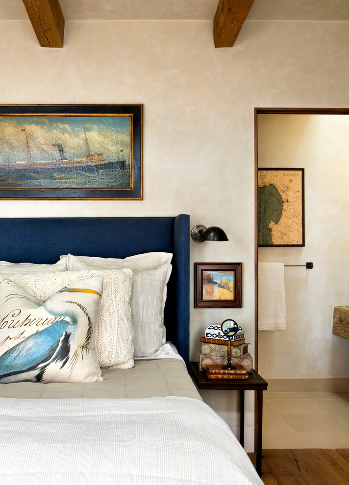 Inspiration pour une chambre d'amis craftsman de taille moyenne avec un mur beige, un sol en bois brun et un sol marron.