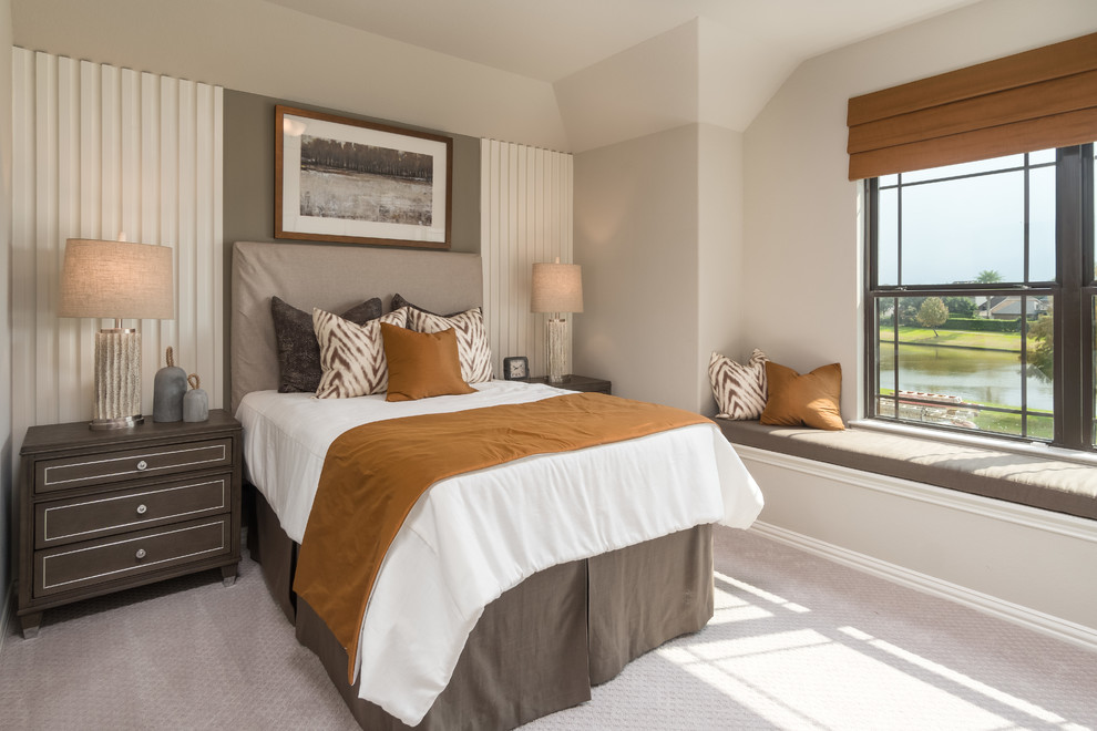 Стильный дизайн: гостевая спальня среднего размера, (комната для гостей) в классическом стиле с бежевыми стенами, ковровым покрытием и серым полом - последний тренд