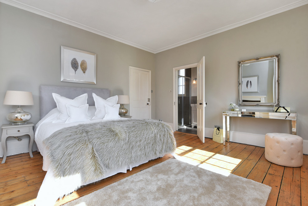Пример оригинального дизайна: хозяйская спальня среднего размера в классическом стиле с серыми стенами, паркетным полом среднего тона и коричневым полом