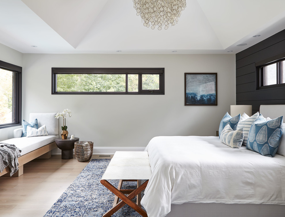 На фото: хозяйская спальня в стиле неоклассика (современная классика) с белыми стенами, светлым паркетным полом и бежевым полом