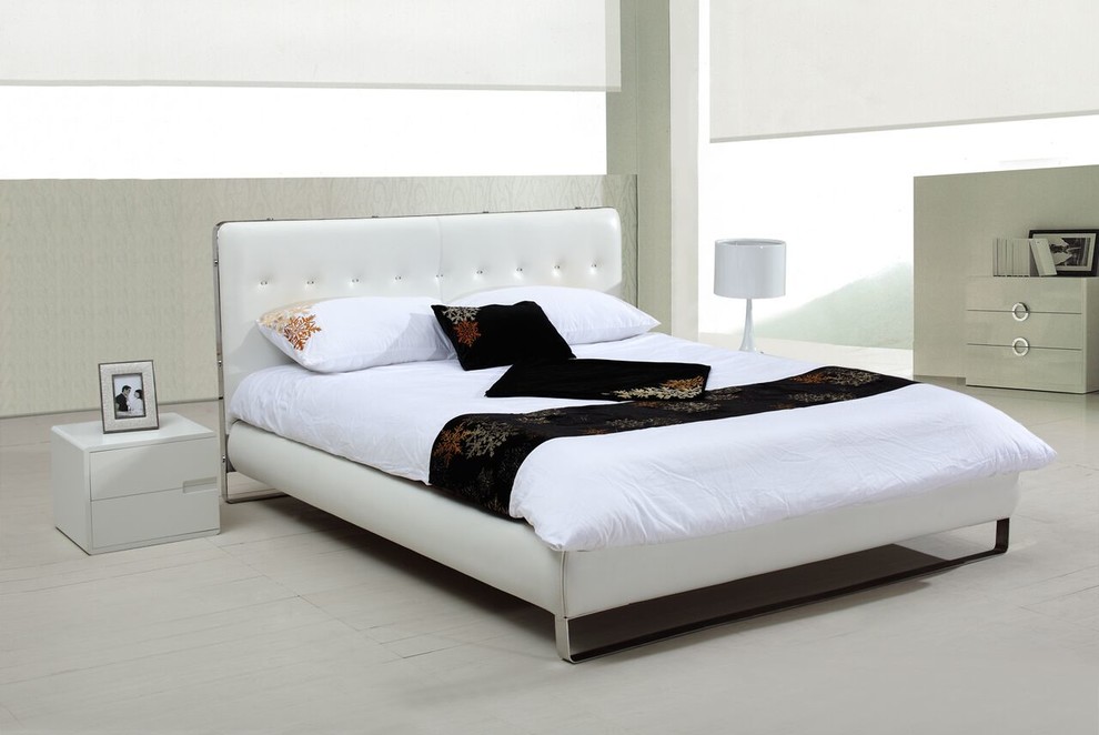На фото: большая хозяйская спальня: освещение в стиле модернизм с белыми стенами, деревянным полом и серым полом без камина с