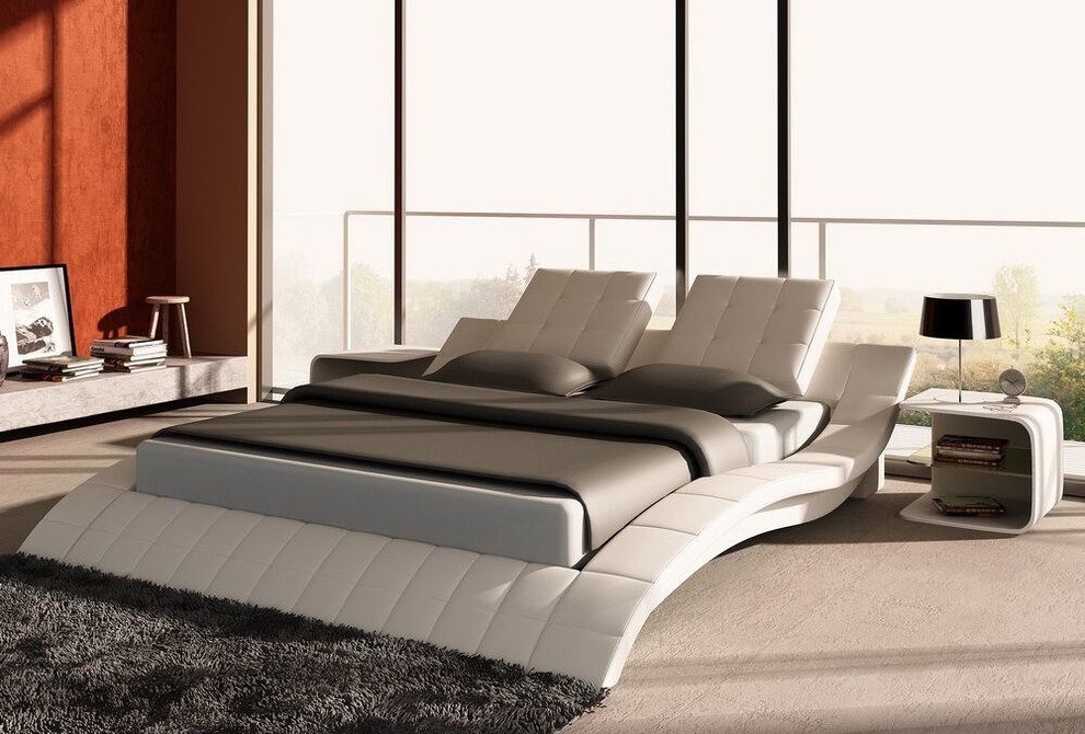 Foto de dormitorio principal minimalista de tamaño medio sin chimenea con paredes blancas y suelo de madera clara