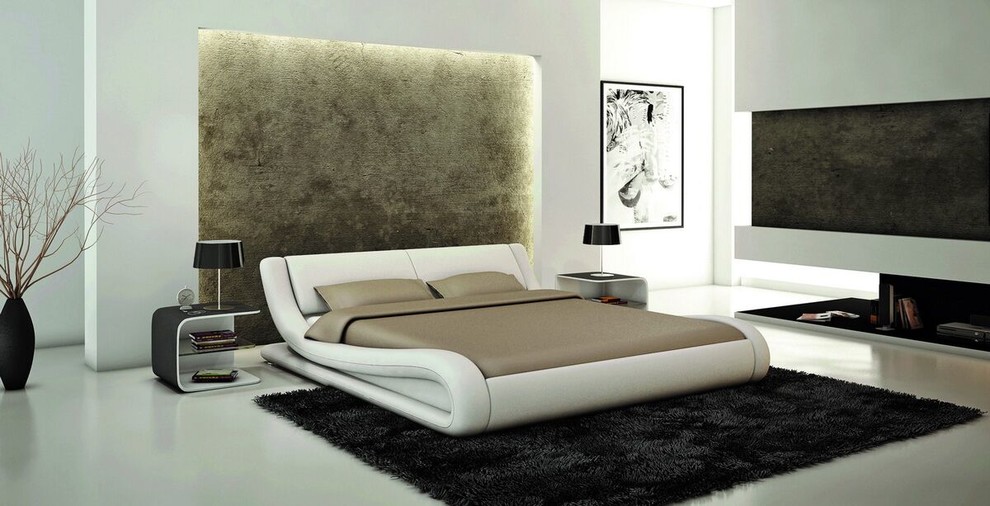 На фото: большая хозяйская спальня в стиле модернизм с белыми стенами, мраморным полом и серым полом без камина с