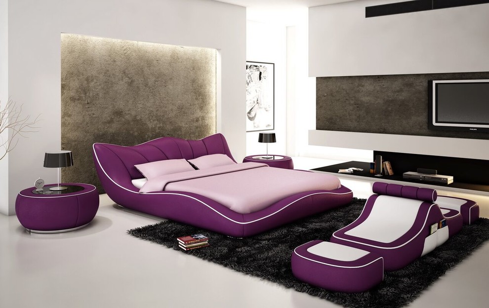 На фото: хозяйская спальня среднего размера в стиле модернизм с белыми стенами, пробковым полом и серым полом без камина