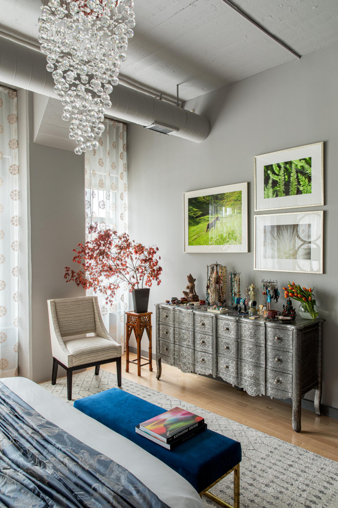 Foto de dormitorio principal minimalista de tamaño medio sin chimenea con suelo de madera en tonos medios