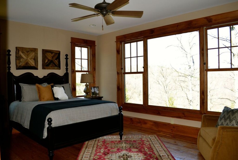 Exemple d'une chambre d'amis montagne de taille moyenne avec un mur beige, un sol en bois brun et aucune cheminée.