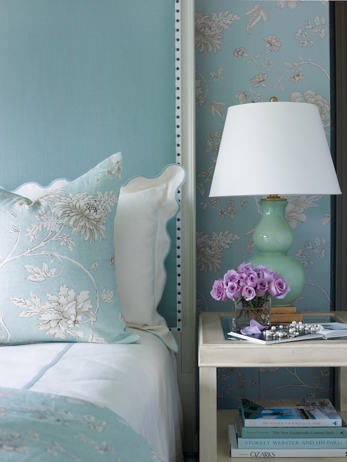На фото: гостевая спальня среднего размера, (комната для гостей) в классическом стиле с синими стенами с