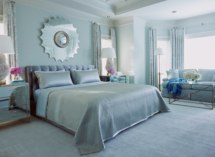 Источник вдохновения для домашнего уюта: хозяйская спальня среднего размера в классическом стиле с серыми стенами и ковровым покрытием