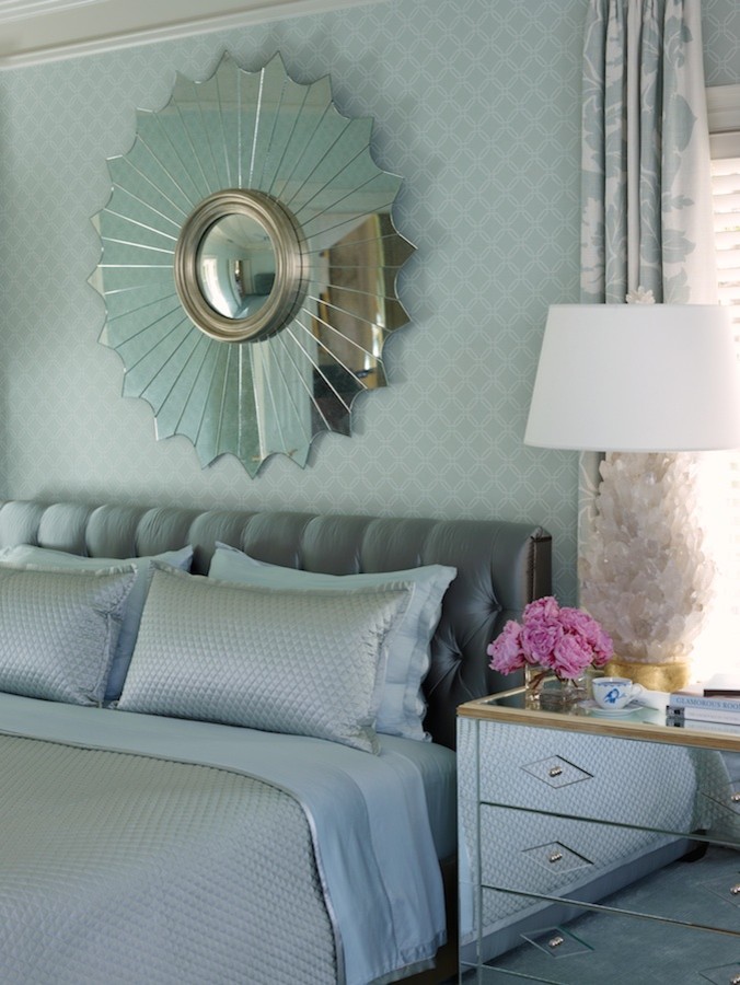 Inspiration pour une chambre grise et rose traditionnelle de taille moyenne avec un mur gris.
