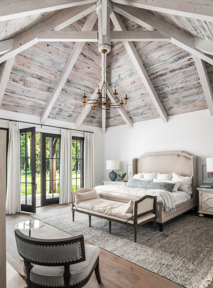 ナッシュビルにある広いトラディショナルスタイルのおしゃれな主寝室 (白い壁、無垢フローリング、茶色い床、グレーとブラウン) のレイアウト