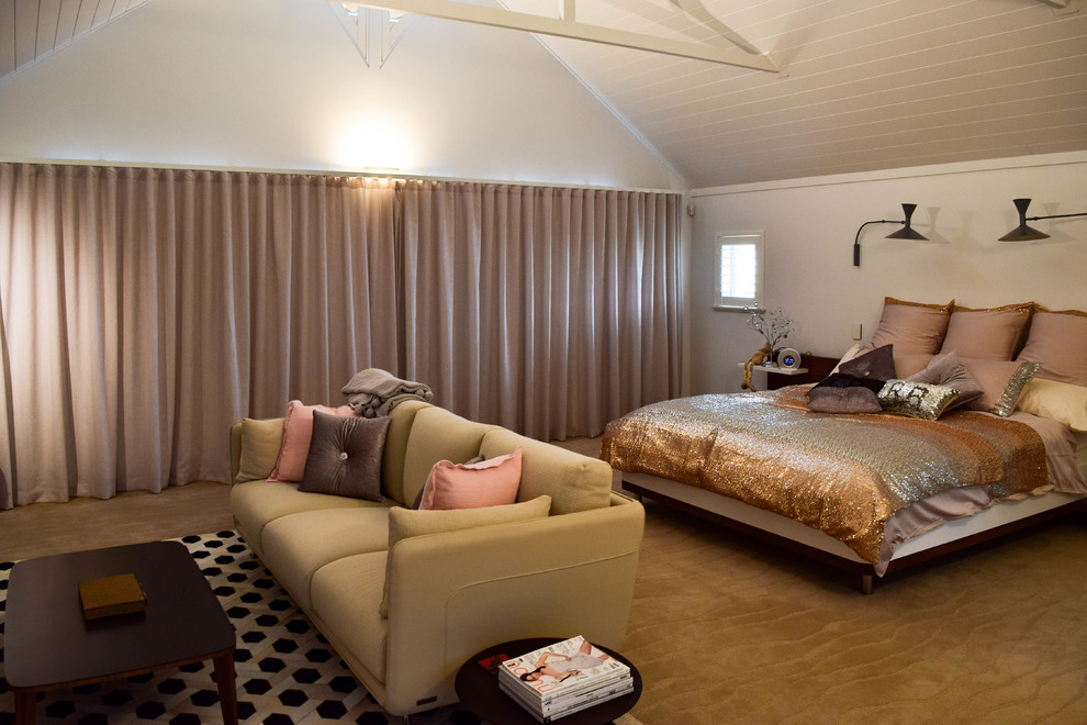 Diseño de dormitorio principal clásico renovado extra grande sin chimenea con paredes blancas, moqueta y suelo beige