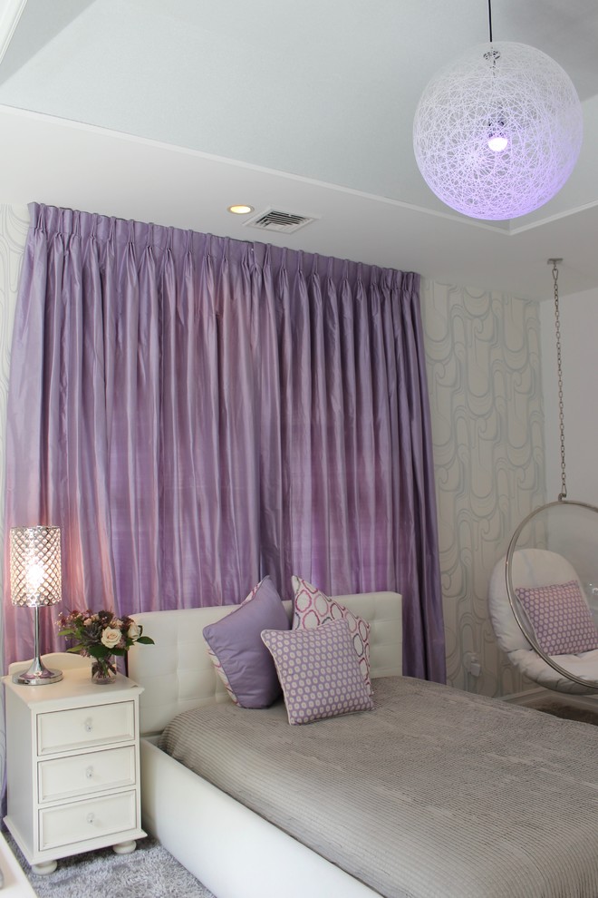 На фото: спальня среднего размера в стиле ретро с белыми стенами и ковровым покрытием без камина