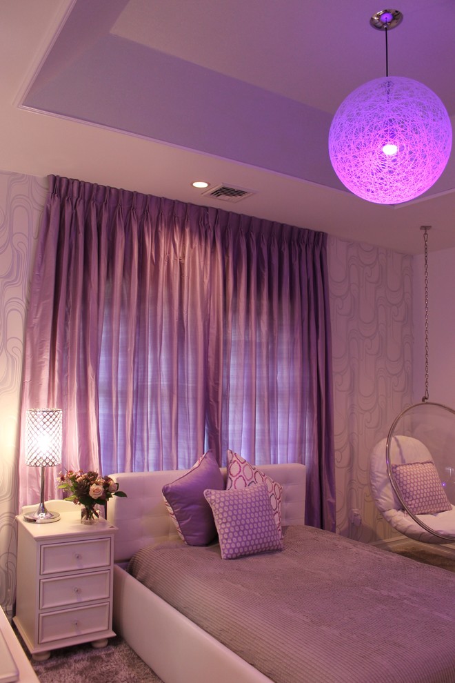 Стильный дизайн: спальня среднего размера в стиле ретро с белыми стенами и ковровым покрытием без камина - последний тренд