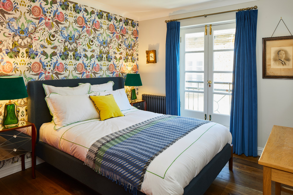 ロンドンにあるエクレクティックスタイルのおしゃれな寝室 (マルチカラーの壁、無垢フローリング、茶色い床、アクセントウォール) のレイアウト