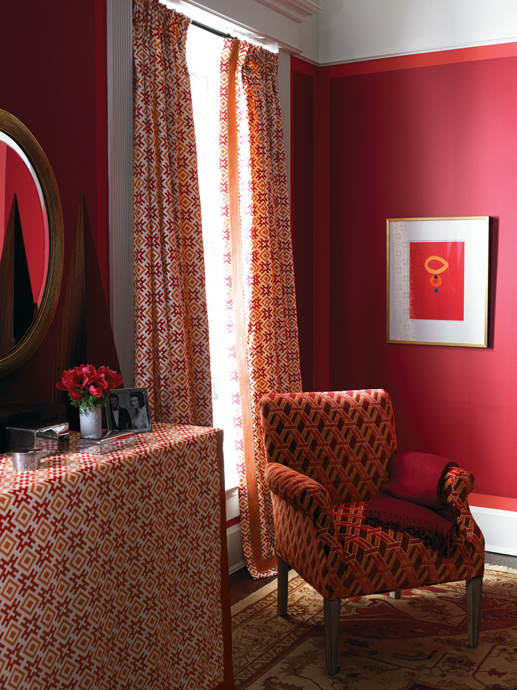 Mittelgroßes Stilmix Hauptschlafzimmer mit roter Wandfarbe und dunklem Holzboden in Orange County