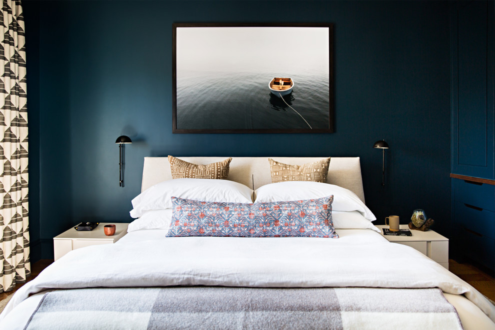 ボストンにあるビーチスタイルのおしゃれな寝室 (青い壁) のインテリア